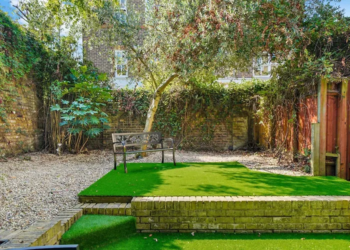 3 Bedroom Mews Home - Clapham Common - Free Private Parking - Sleeps 5 - Newly Refurbished - Sweetpea & Pillow Properties