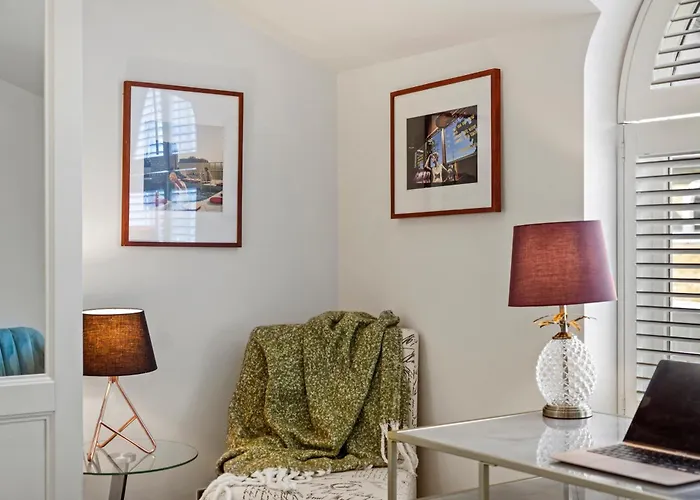 3 Bedroom Mews Home - Clapham Common - Free Private Parking - Sleeps 5 - Newly Refurbished - Sweetpea & Pillow Properties