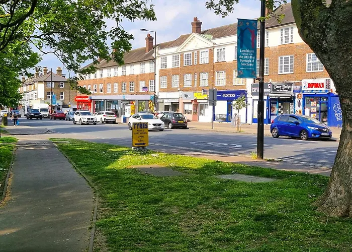 3Bed 2Bath House-Free Parking-Fast Wifi-Garden-Entire Home-2Mins From Train Station-Sleeps 6