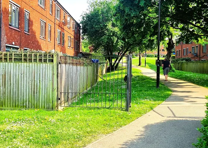 3Bed 2Bath House-Free Parking-Fast Wifi-Garden-Entire Home-2Mins From Train Station-Sleeps 6