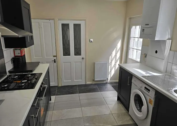 House Sleeps 8 - Garden - Short Walk To Station