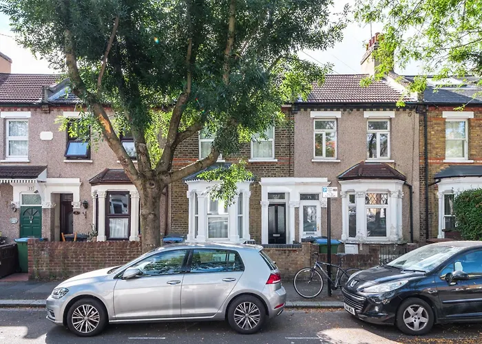 House Sleeps 8 - Garden - Short Walk To Station