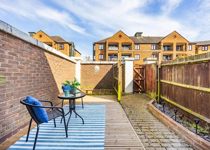 Stylish 2Br Home Near Canary Wharf With Garden & Free Parking
